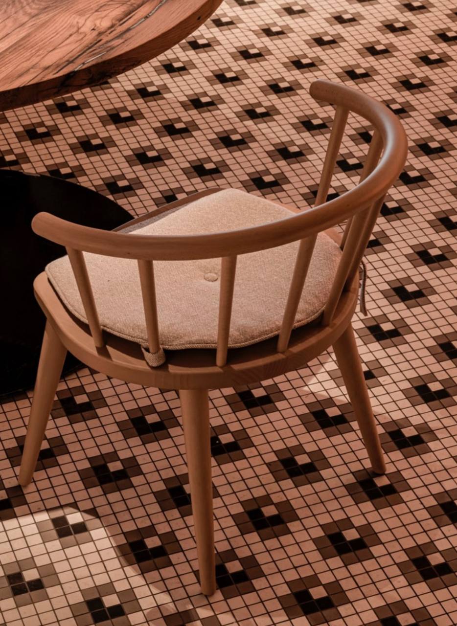 Czarno-biała mozaika ceramiczna na podłodze w restauracji – klasyczny wzór