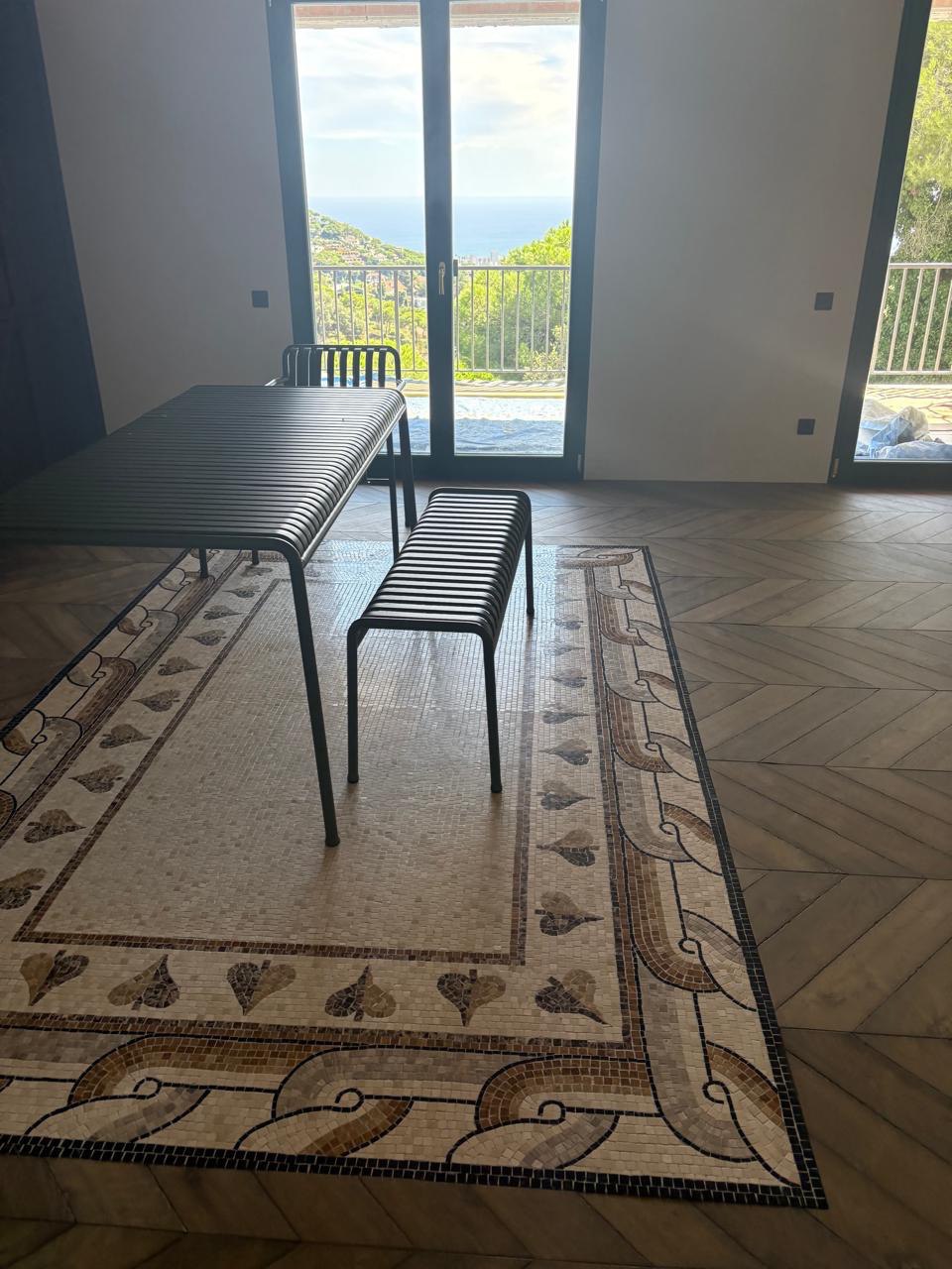 Marmurowy dywan z rzymskim ornamentem