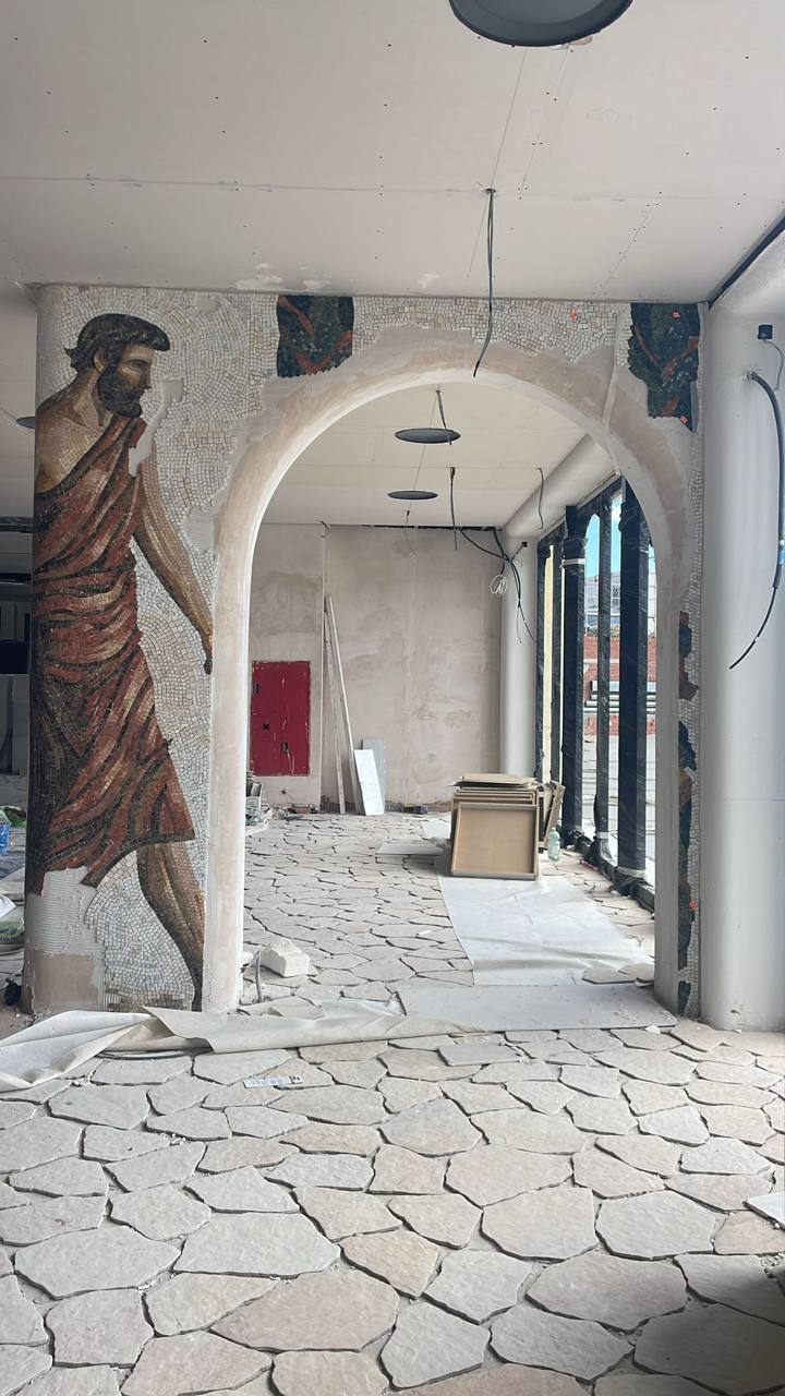 Mozaika w restauracji - postać rzymska