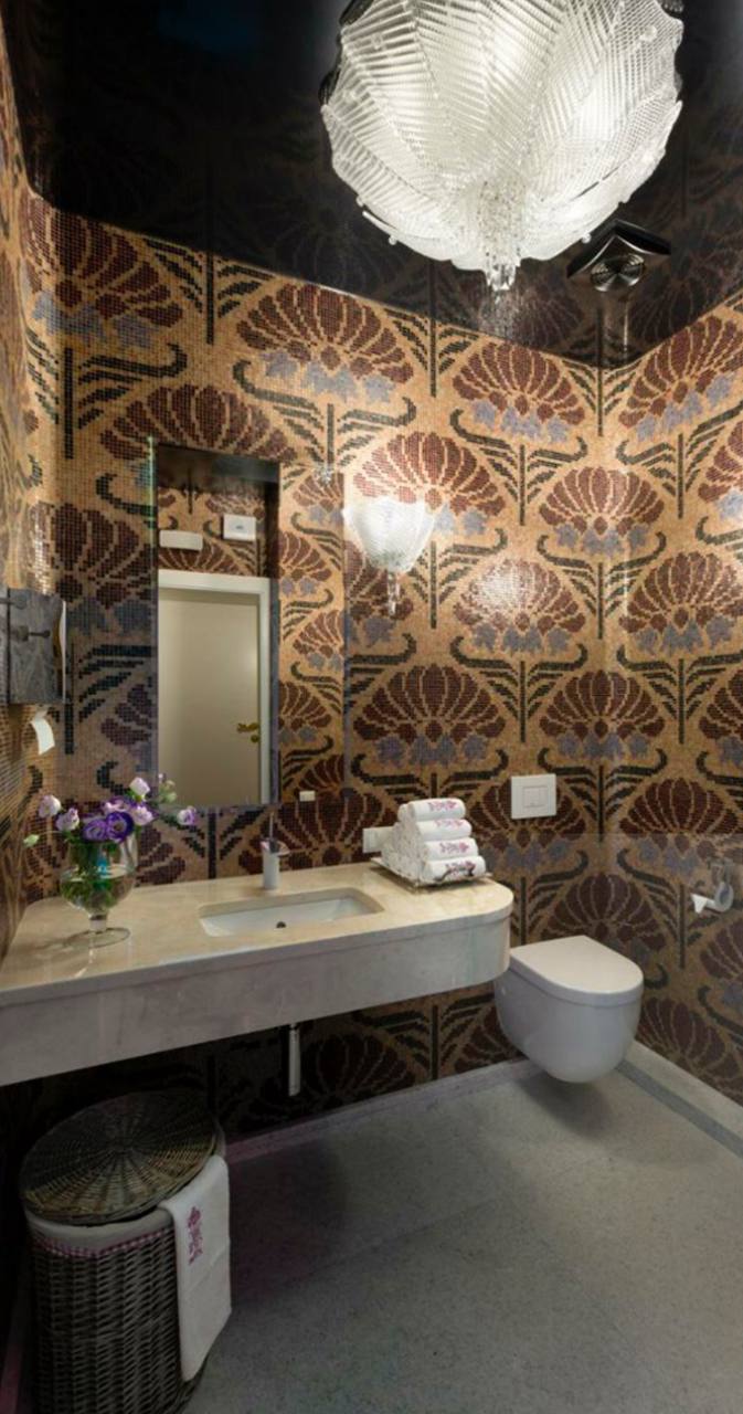 Mozaika 10×10 mm w męskiej toalecie restauracji – nowoczesne wykończenie wnętrza