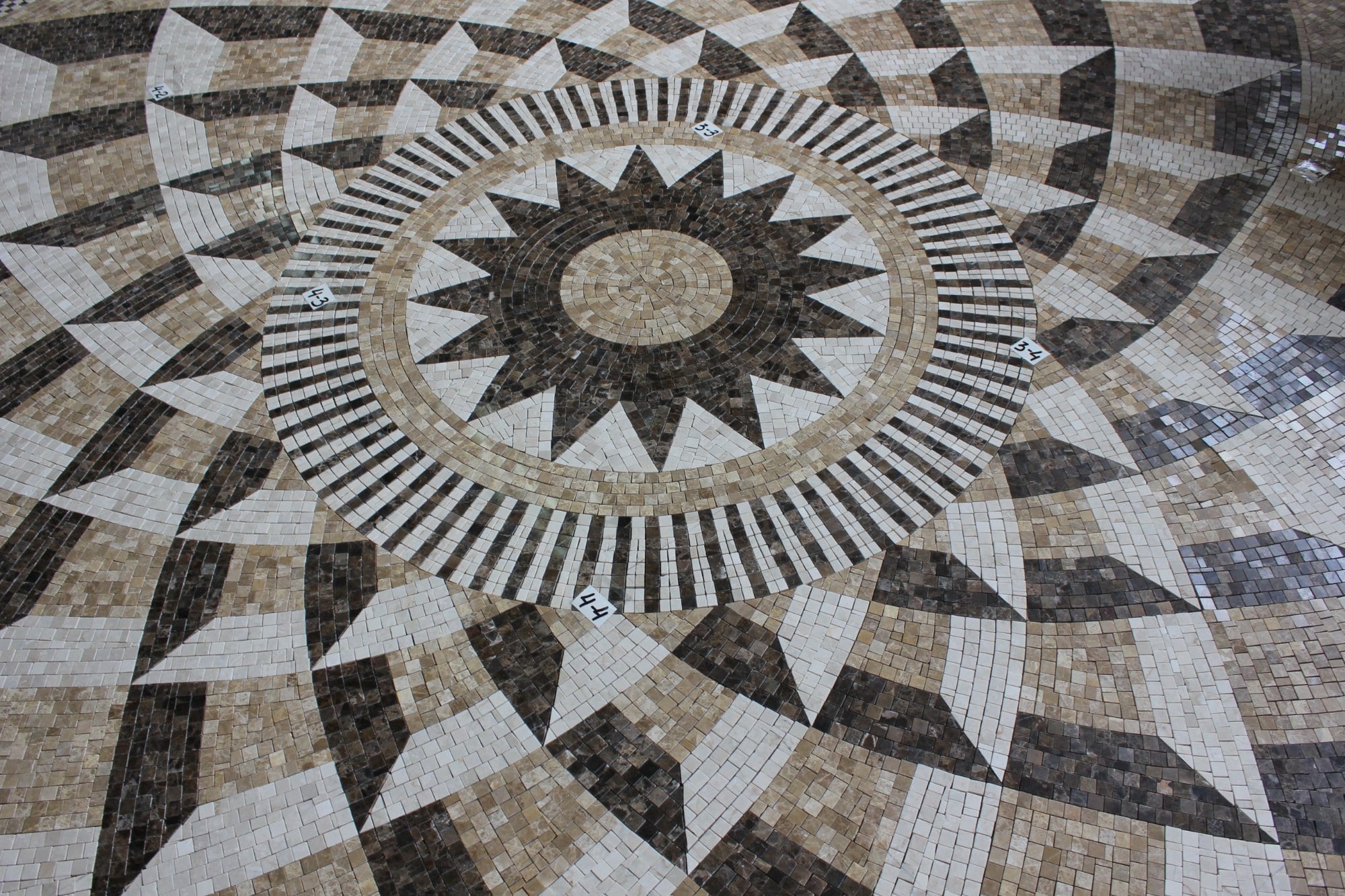 Mozaika marmurowa – geometryczny dywan z naturalnego kamienia – mozaika artystyczna Colibri Mosaic