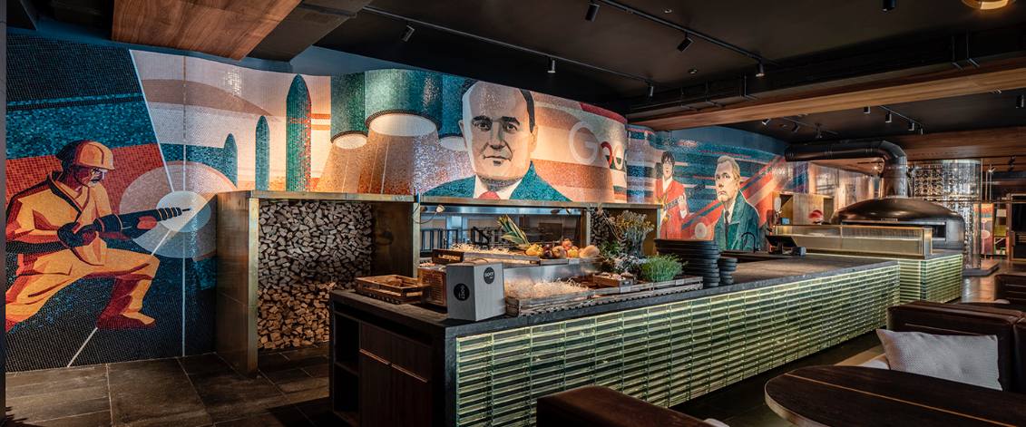 Kolorowa ściana z mozaiki w restauracji – nowoczesny i dekoracyjny design wnętrza